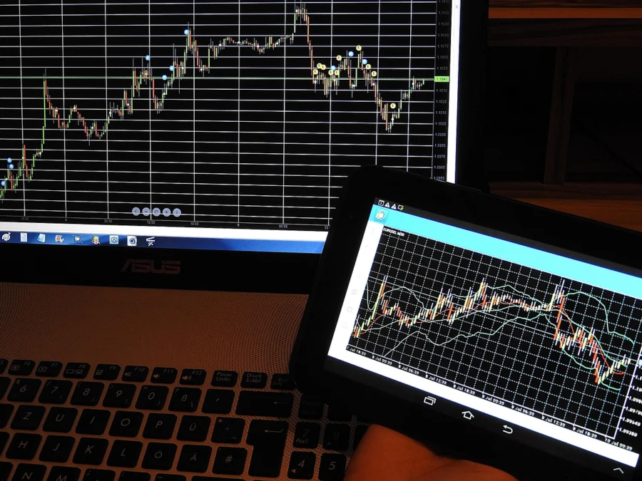 Laptop with forex charts for arbitrage analysis
