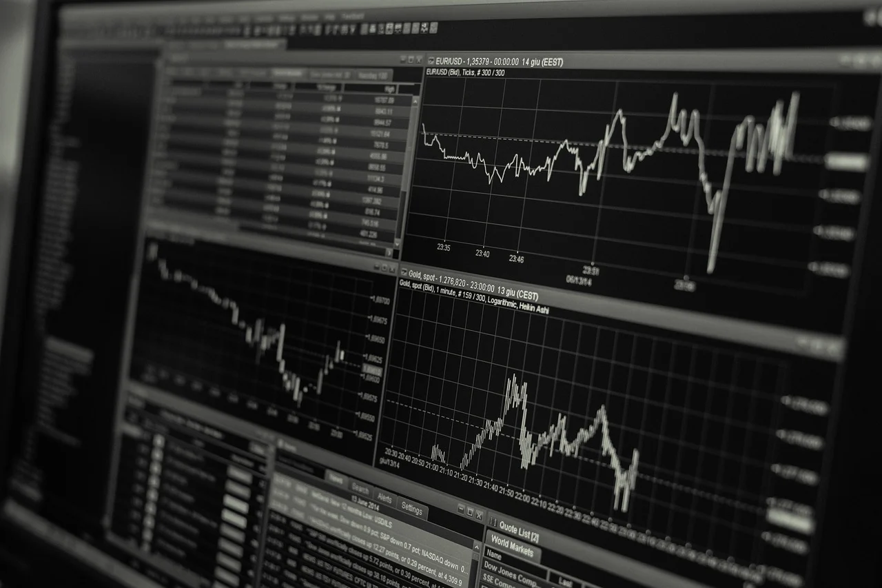 Arbitrage trading checklist with a trading chart on a monitor