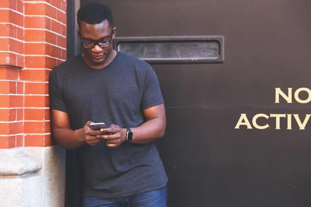 Beginner using a phone to execute an arbitrage trade